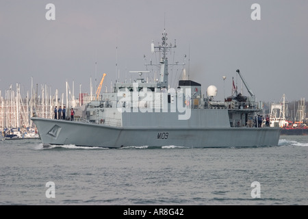 HMS Bangor M109 ein Sandown-Klasse Minesweeper gebaut von Vosper für die Royal Navy Segel aus Portsmouth harbour Stockfoto