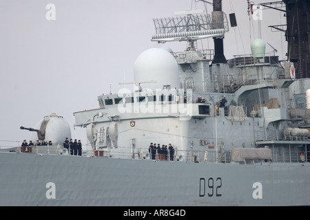 HMS Liverpool D92 ein Sheffield-Klasse Type 42 Zerstörer macht Weg von Portsmouth Harbour Stockfoto