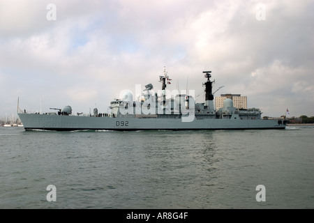 HMS Liverpool D92 ein Sheffield-Klasse Type 42 Zerstörer macht Weg von Portsmouth Harbour Stockfoto