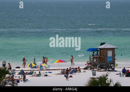 Clearwater Beach, Florida: Touristen genießen einen schönen Tag am weißen Sandstrand. NUR ZUR REDAKTIONELLEN VERWENDUNG Stockfoto