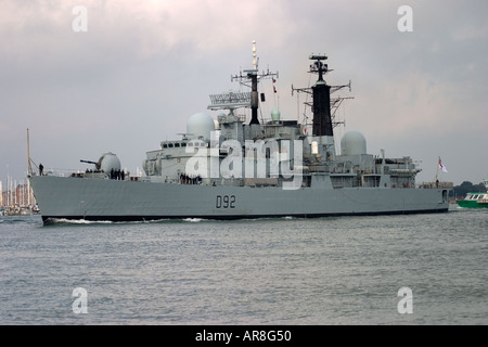 HMS Liverpool D92 ein Sheffield-Klasse Type 42 Zerstörer macht Weg von Portsmouth Harbour Stockfoto