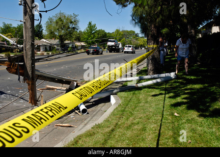 Strommast zerstört, nachdem ein SUV durch es abgestürzt Stockfoto