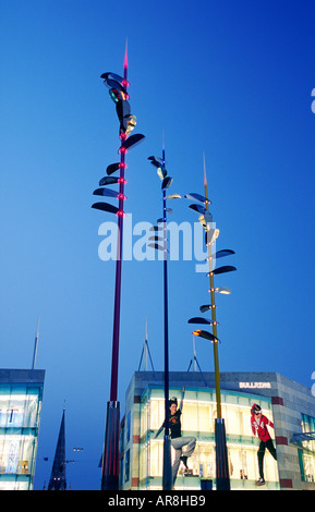Birmingham Bullring Shopping Centre. Die Licht-Zauberstäbe Skulptur am Rotunde-Platz in der Abenddämmerung. England, UK. Stockfoto