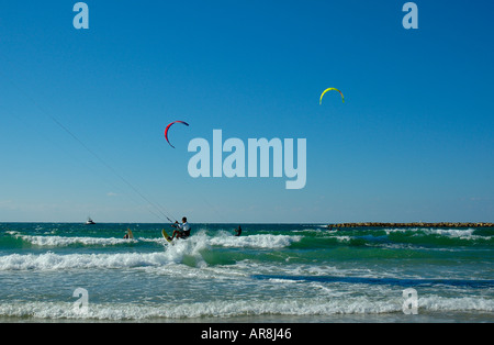 Ein kite Boarder ist über Wasser durch einen power Kite im Mittelmeer Israel gezogen Stockfoto