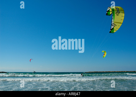 Kite Boarder sind über Wasser durch Power Kites im Mittelmeer Tel Aviv Israel gezogen Stockfoto