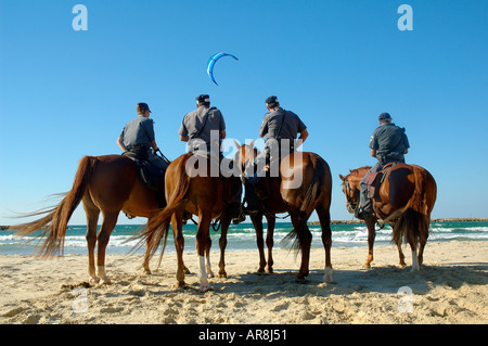 Israelische Polizisten von der Kavallerie Einheit auf Pferden in Frishman Beach an der Mediterranen Küste von Tel Aviv in Israel montiert Stockfoto