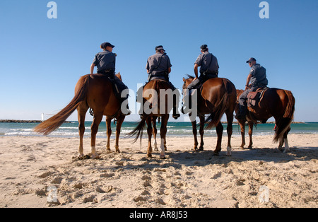 Israelische Polizisten von der Kavallerie Einheit auf Pferden am Strand von Tel Aviv Israel montiert Stockfoto