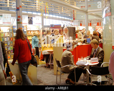 Frankfurt International Book Fair Buchmesse zeigt deutsche Verlage Messeständen und Besucher Stockfoto