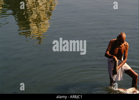 Ein hinduistischer Pilger wäscht sich am heiligen Teich des Thillai Nataraja Temple, der Lord Shiva in Chidambaram, Tamil Nadu Südindien gewidmet ist Stockfoto