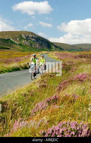 Wicklow Mountains Hügel. Paar Radfahren auf Bergstraße 5 Meilen NW von Laragh Sally Gap aus. County Wicklow, Irland.