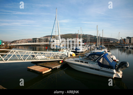 Die Swansea Segel Brücke betrachtet durch den Hafen von Swansea und ankern Boote South Wales UK Stockfoto