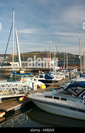 Swansea-Millennium-Projekts der Segel-Brücke betrachtet durch den Hafen von Swansea und ankern Boote South Wales UK Stockfoto