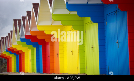 Bunten Strandhäuschen in Scarborough Stockfoto