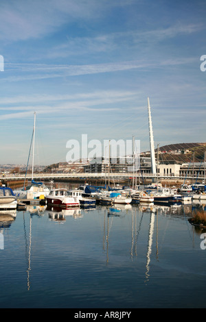 Swanseas berühmten Millennium-Projekt der Segel-Brücke in stehenden Gewässern von Swansea reflektiert Hafen South Wales UK Stockfoto