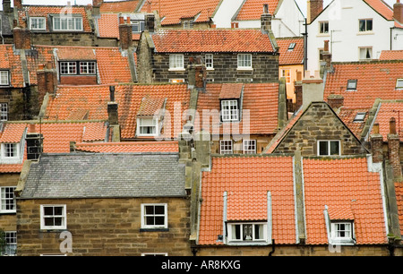 Dächer mit orange Fliesen Robin Hoods Bay North Yorkshire England Stockfoto