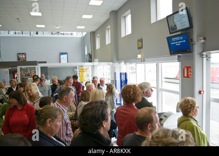 Passagiere warten an Bord von RyanAir-Flug, Flughafen von Biarritz, Frankreich Stockfoto
