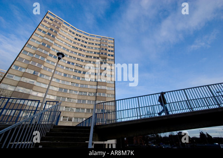 Fußweg vor den renovierten Turmblöcken Chiltern Pennine Malvern und Quantock Wohnblocks in Chichester Road Southend Essex Stockfoto