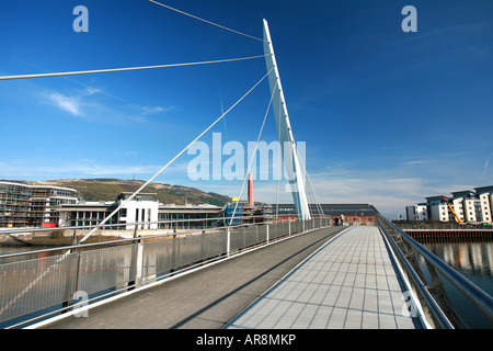 Swansea Segeln Millennium-Projekts über die Flusses Tawe und Eintritt in Swansea Marina zu überbrücken und den Hafen South Wales UK Stockfoto