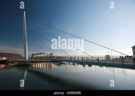 Das Segel Millennium Brückenprojekt über Tawe River in der Nähe von Swansea Marina Eingang SA1 South Wales UK Stockfoto