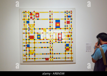 Zuschauer anhören von audio-Guide vor Gemälde von Mondrian, Broadway Boogie Woogie, The Museum of Modern Art, New York Stockfoto