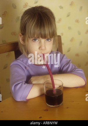 Junges Mädchen trinken Cola Stockfoto