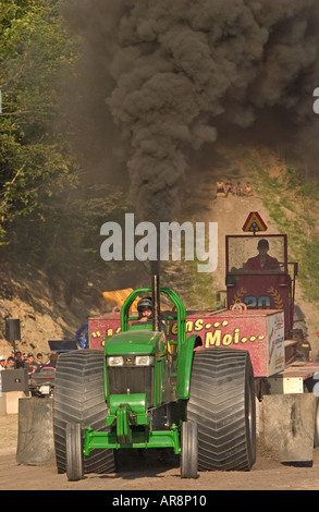 Modifizierte Bauernhof Traktor Drag-Rennen Stockfoto