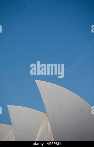 Royal Australian Air force Roulettes fliegen ihre Flugzeuge über Sydney Opera House am Australia Day Stockfoto