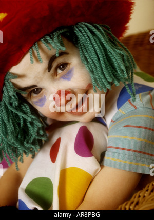 Kleiner Junge mit einer Clown-outfit Stockfoto