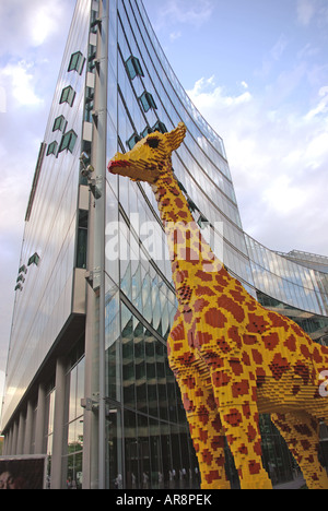 Eine riesige Giraffe aus Legosteinen im Berliner Sony Center, Potsdamer Platz gemacht. Stockfoto