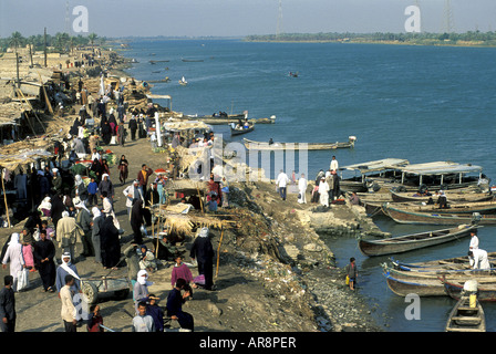 Markt-Szene entlang Shatt Al Arab Wasserstraße in der Nähe von Basra, Irak. Stockfoto