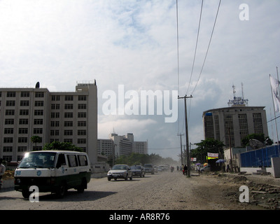 Straßenszene mit Eko Hotel auf Links, Victoria Island, Lagos, Nigeria Stockfoto