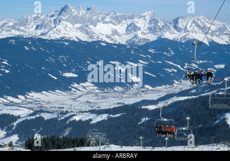 Panoramablick über den österreichischen Skiort Flachau mit dem vier-Personen-Sessellift im Vordergrund Stockfoto