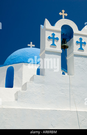 Eine traditionelle griechische Szene von einem blauen und weißen Orthodoxe Kirche und Glockenturm in Parikia auf der Insel Paros, Griechenland Stockfoto