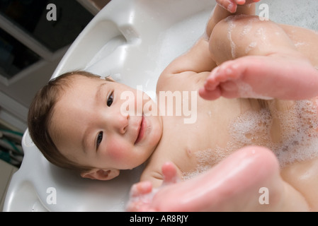 Ein 6 Monate altes Baby genießen, Baden Stockfoto