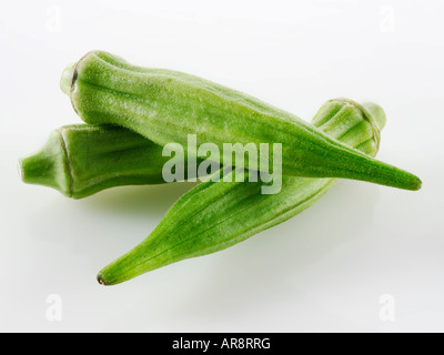 Frisch Ocker-, Bhindi oder Damen Finger ganz und ungekocht vor einem weißen Hintergrund für Ausschneiden Stockfoto