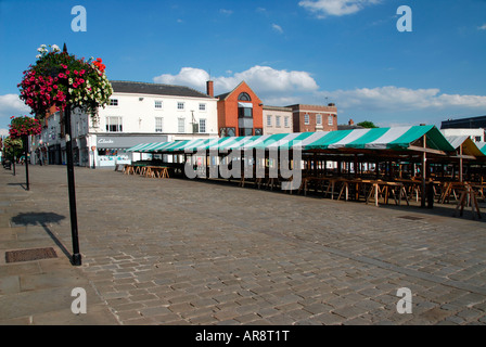 Leere Marktstände mit Blumen im Vordergrund Markt Chesterfield, Chesterfield, Derbyshire, England Stockfoto