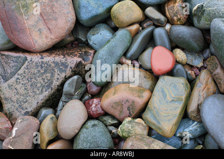 Bunte Kieselsteine auf einem schottischen Strand... Stockfoto