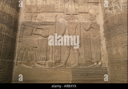 Bas Relief Steinmauer am Tempel von Esna im oberen Niltal schnitzen Stockfoto