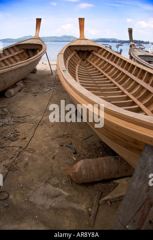 Neue hölzerne Fischerboote am Bang Tao Beach auf der Insel Phuket, Thailand, Asien gebaut Stockfoto