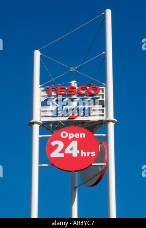 Tesco Extra speichern super Logo Turm Zeichen Steckdose Portwood Stockport Cheshire UK GB EU Nordwesteuropa Stockfoto