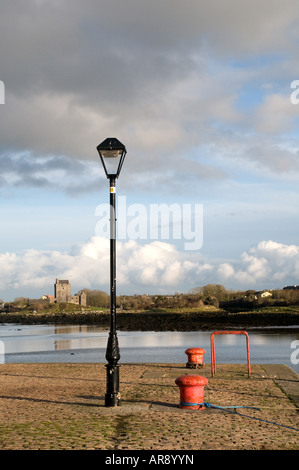 Hafen von Kinvara Co Galway Irland mit Dunguaire Castle in der Bucht Stockfoto