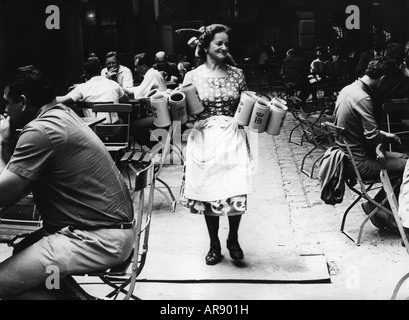 Geografie/Reisen, Deutschland, München, Gastronomie, Hofbräuhaus, Biergarten, Kellnerin, 1964, Stockfoto