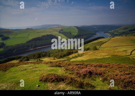 Derwent Reservoir High Peak District England UK aus Sicht der Whinstone Lee Tor Stockfoto