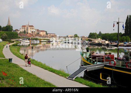 Auxerre und Fluss Yonne, Burgund, Frankreich mit der Kathedrale Saint-Etienne in der Ferne. Stockfoto