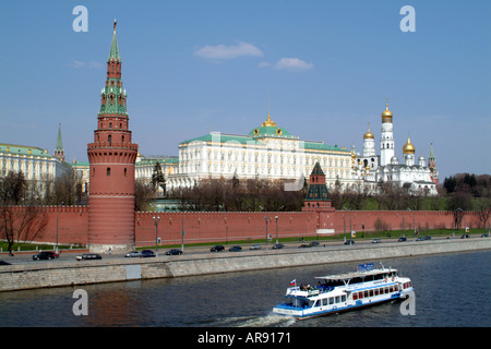 Der Kreml Moskau Russland Ausflugsschiff auf der Moskwa Stockfoto