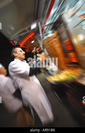 ISTANBUL, TÜRKEI. Mann schnitzen Döner vor einem Restaurant am Taksim-Platz im Stadtteil Beyoglu. 2007. Stockfoto