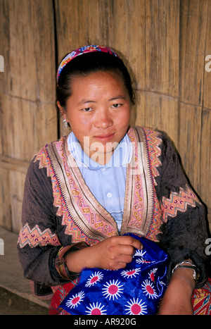 Porträt eines Mädchens Karen oder Padoung ohne ihre Messing Halsringe in einem abgelegenen Dorf im Hochland von Nord-Thailand Stockfoto