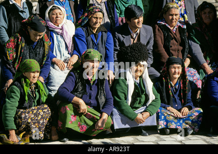 Eine Gruppe von muslimischen usbekische Frauen in traditioneller Kleidung vor einer Medrese oder muslimische Schule und Moschee in der Landschaft Stockfoto