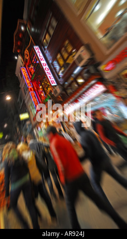 ISTANBUL, TÜRKEI. Belebten Seitenstraße Istiklal Caddesi im Beyolgu Bezirk. 2007. Stockfoto