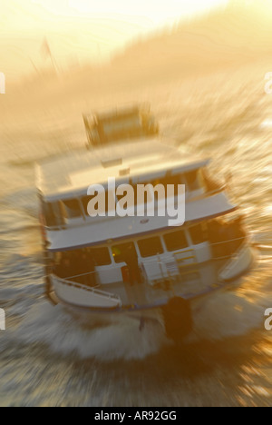 ISTANBUL. Bosporus Fähren Unterquerung der Galata-Brücke am Goldenen Horn auf ihrem Weg zum Terminal in Eminönü. 2007. Stockfoto